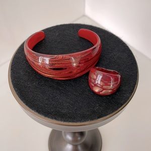 Bracelet and ring, red glass with gold/black accents. Gift box included.